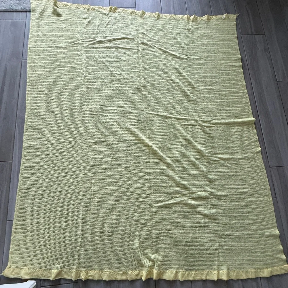 Waffle Knit Baby Blanket Size Twin Yellow Woven Satin Trim Vintage 84